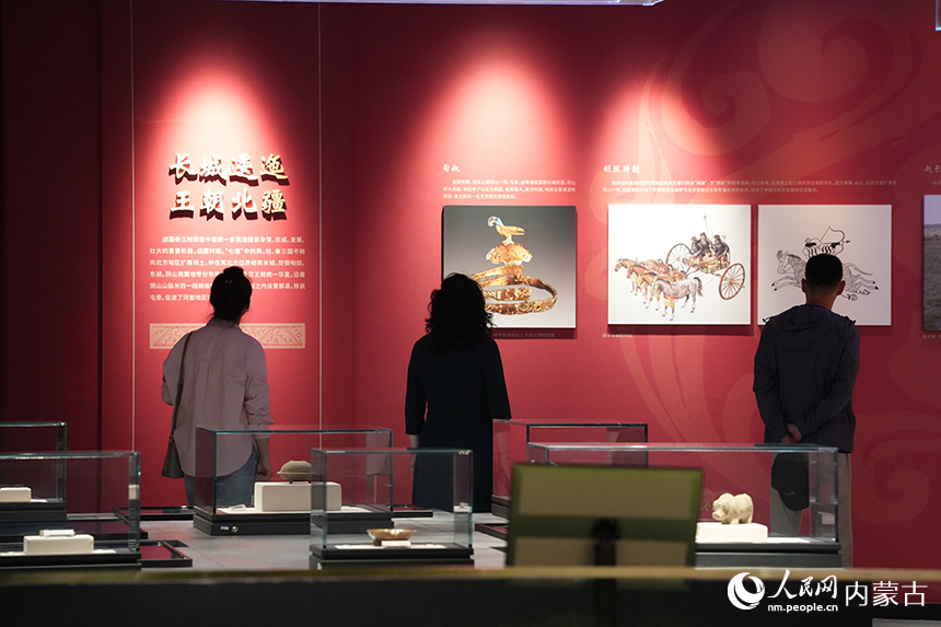 游客在武川博物馆内参观。人民网记者 张雪冬摄