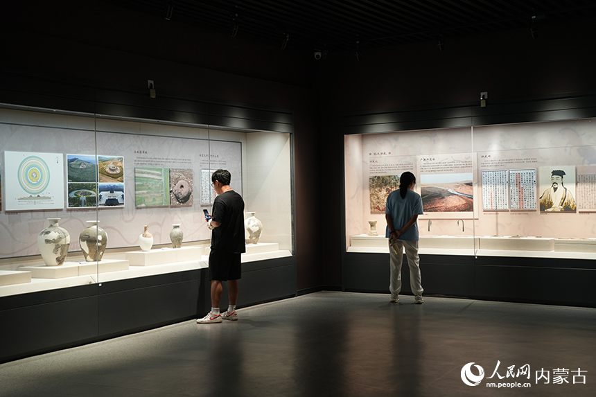 游客在武川博物馆内参观。人民网记者 张雪冬摄