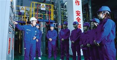 学生在学院煤制甲醇—二甲醚仿真工厂综合实训。