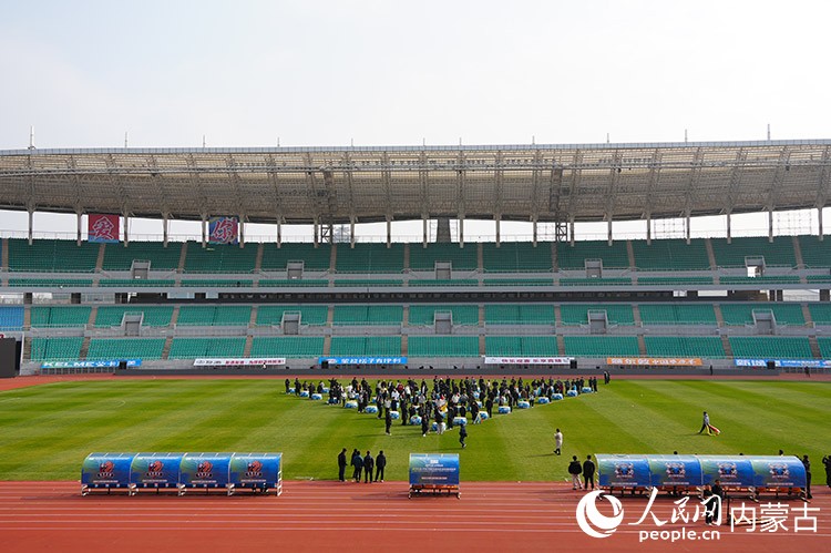 蒙超決賽文藝演出彩排現場。實習生 牛佳攝