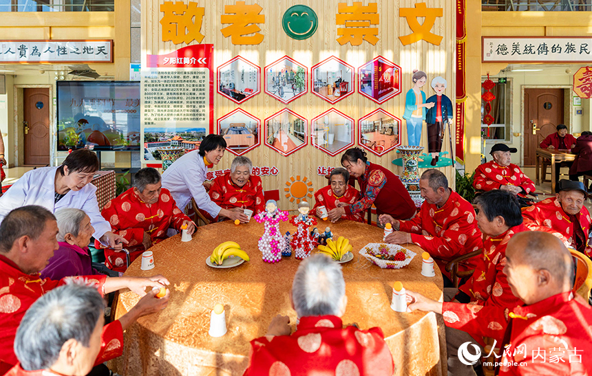 老人们在呼和浩特市玉泉区民政局“爱心敬老 情暖重阳”主题活动现场玩趣味游戏。丁根厚摄