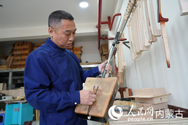 石曉濤在潮爾琴制作技藝非遺工坊制作潮爾琴。李旭明攝