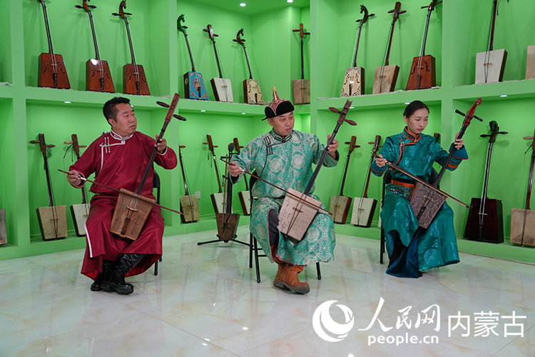 非物質文化遺產代表性傳承人石曉濤在演奏潮爾琴。人民網記者 張力洋攝