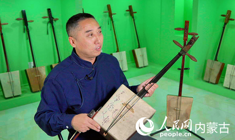 石曉濤展示介紹潮爾琴。人民網記者 齊浩男攝