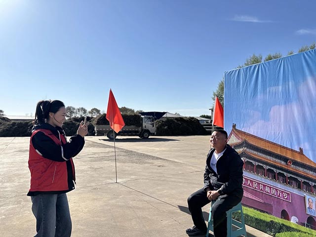 “咔嚓”一声 幸福“照”进来志愿服务活动现场