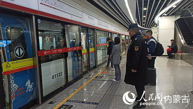 市民在地铁1号线呼和浩特东站等待乘车。冀云洁摄