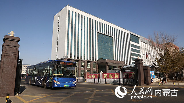 62路公交车驶出站点。人民网记者赵梦月摄