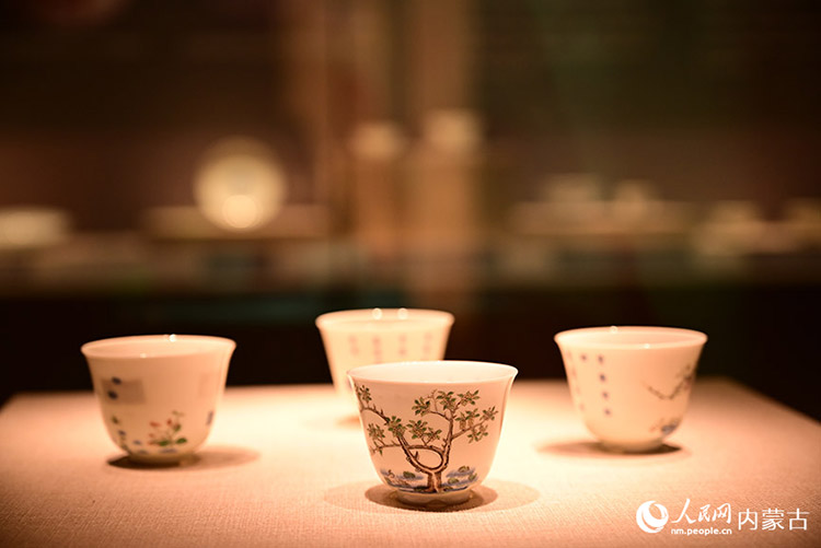 《盛世之器 —— 清代康雍乾时期景德镇陶瓷珍品展》展品。人民网记者 寇雅楠摄