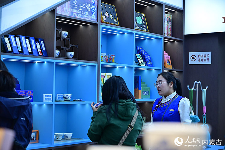 游客在呼和浩特博物馆文创区域选购产品。人民网记者 寇雅楠摄