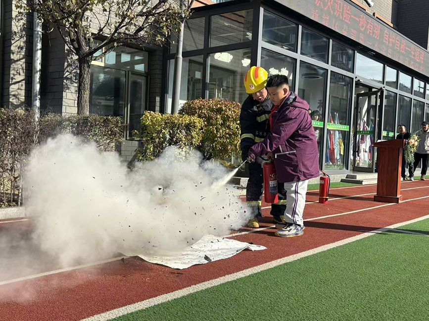 消防员指导学生灭火