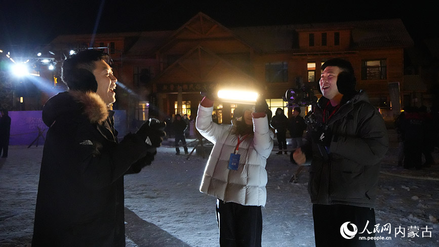 11月6日,呼伦贝尔市根河市的敖鲁古雅广场,许多媒体人在现场报道。人民网记者 张力洋摄