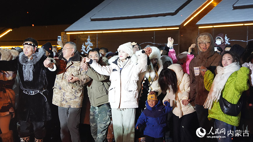 11月6日，呼伦贝尔市根河市的敖鲁古雅广场，游客们围着篝火，载歌载舞。人民网记者 富丽娟摄