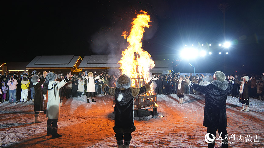 11月6日，呼伦贝尔市根河市的敖鲁古雅广场，游客们围着篝火，载歌载舞。人民网记者 张力洋摄