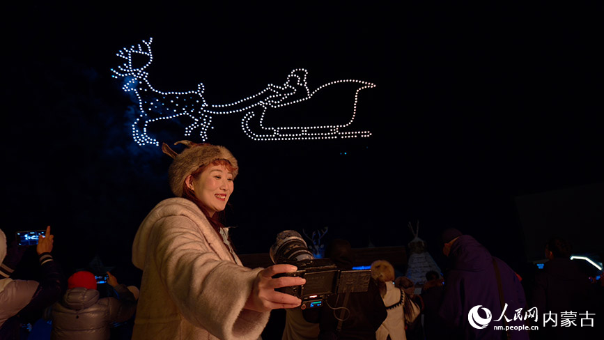 11月6日,呼伦贝尔市根河市的敖鲁古雅广场,游客在无人机表演现场拍照留念。人民网记者 张力洋摄