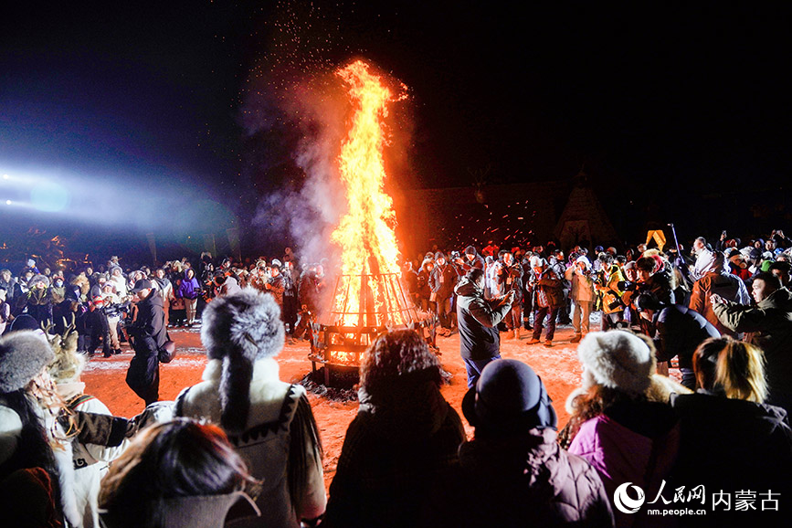 11月6日,呼伦贝尔市根河市的敖鲁古雅广场,一场浪漫的篝火晚会点燃了夜空。根河市文化旅游广电局供图