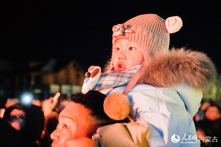 11月6日，呼伦贝尔市根河市的敖鲁古雅广场的篝火活动吸引众多游客。根河市文化旅游广电局供图