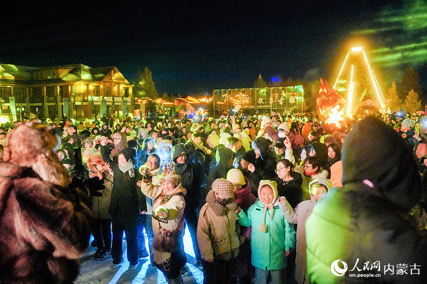 11月6日，呼伦贝尔市根河市的敖鲁古雅广场的篝火活动吸引众多游客。根河市文化旅游广电局供图