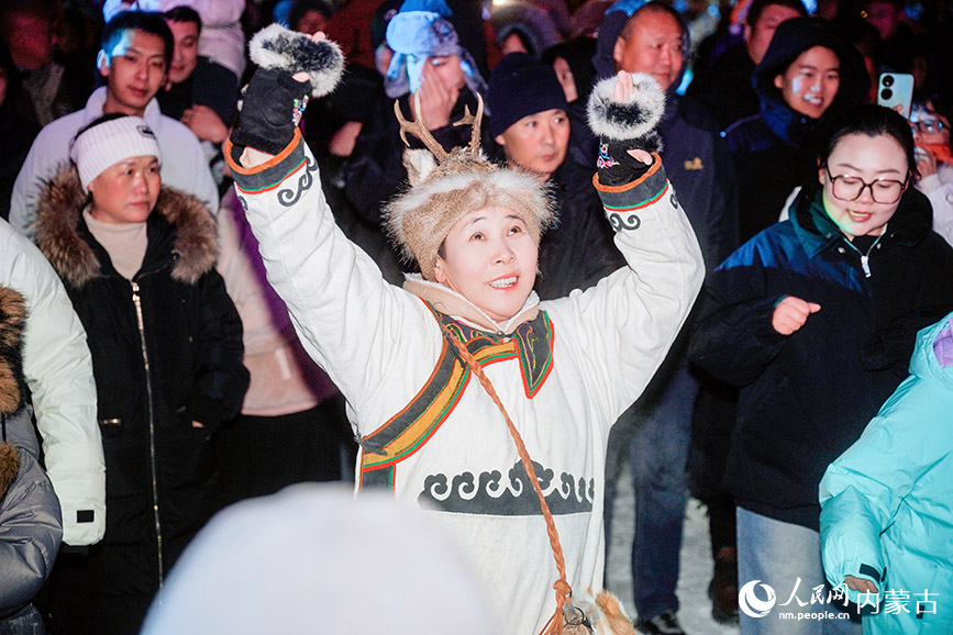 11月6日，呼伦贝尔市根河市的敖鲁古雅广场的篝火活动吸引众多游客。根河市文化旅游广电局供图