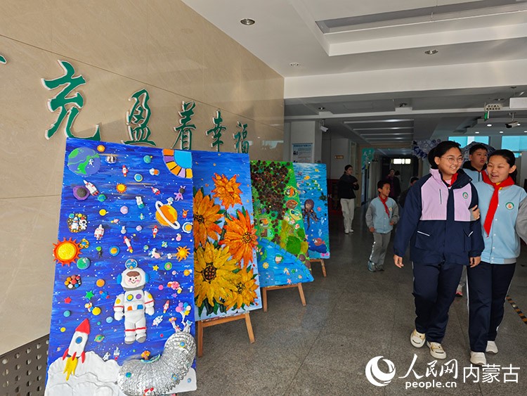 光华小学师生携手创作的超轻黏土巨幅作品《陆地之遥》《海洋之瀚》《星河之熠》《原野之阔》。人民网记者 刘艺琳摄