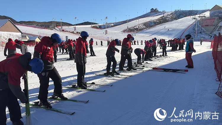 呼和浩特市第一中学学生在马鬃山滑雪场学习滑雪。受访者供图