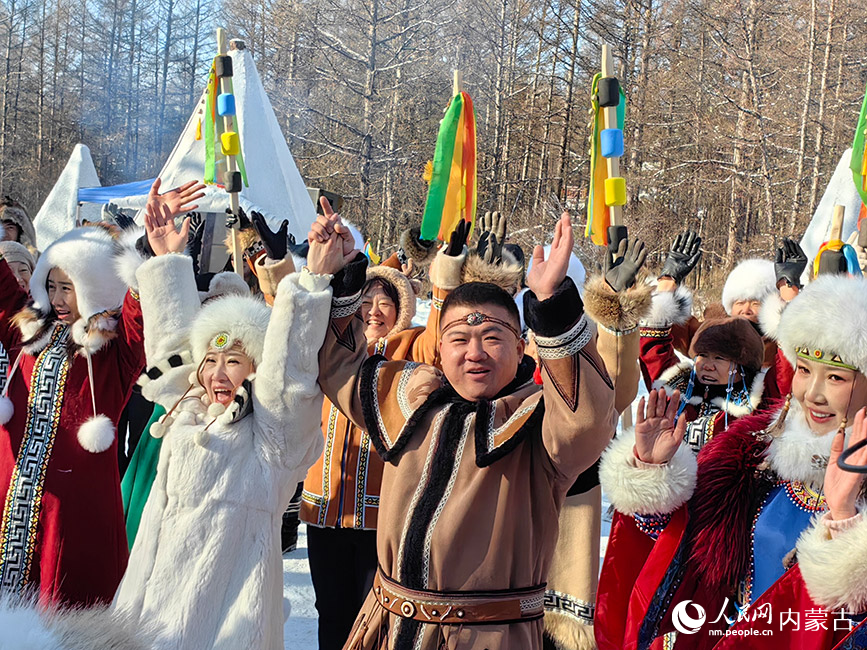 “森林童话婚礼”等特色项目吸引大批游客互动参与。人民网记者 富丽娟摄