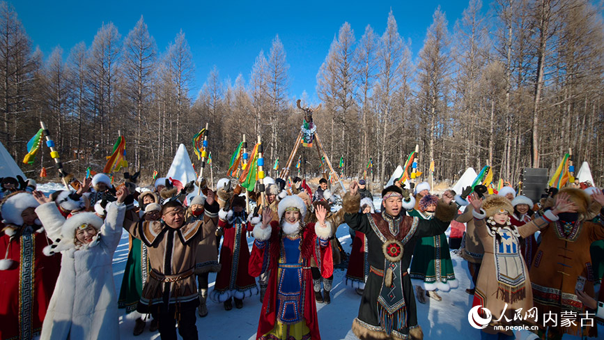 “森林童话婚礼”等特色项目吸引大批游客互动参与。人民网记者 张力洋摄