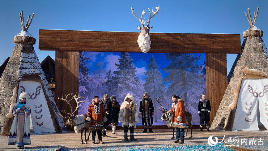 11月7日,“歌游内蒙古·欢乐冰雪季”2025—2026内蒙古自治区冰雪旅游季暨呼伦贝尔冬季旅游启动仪式在“中国冷极”根河市敖鲁古雅使鹿部落景区举行。
人民网记者 张力洋摄