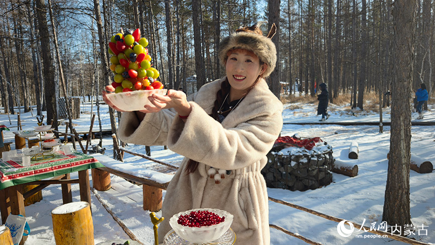 游客现场体验冰制用具和冰冻水果摆盘。人民网记者 张力洋摄
