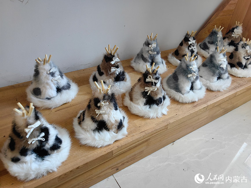 敖鲁古雅市集特色民族手工艺品。人民网记者 富丽娟摄