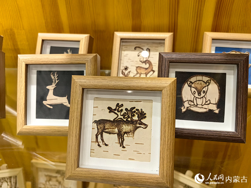 敖鲁古雅太阳城文创市集特色民族手工艺品。人民网记者 富丽娟摄