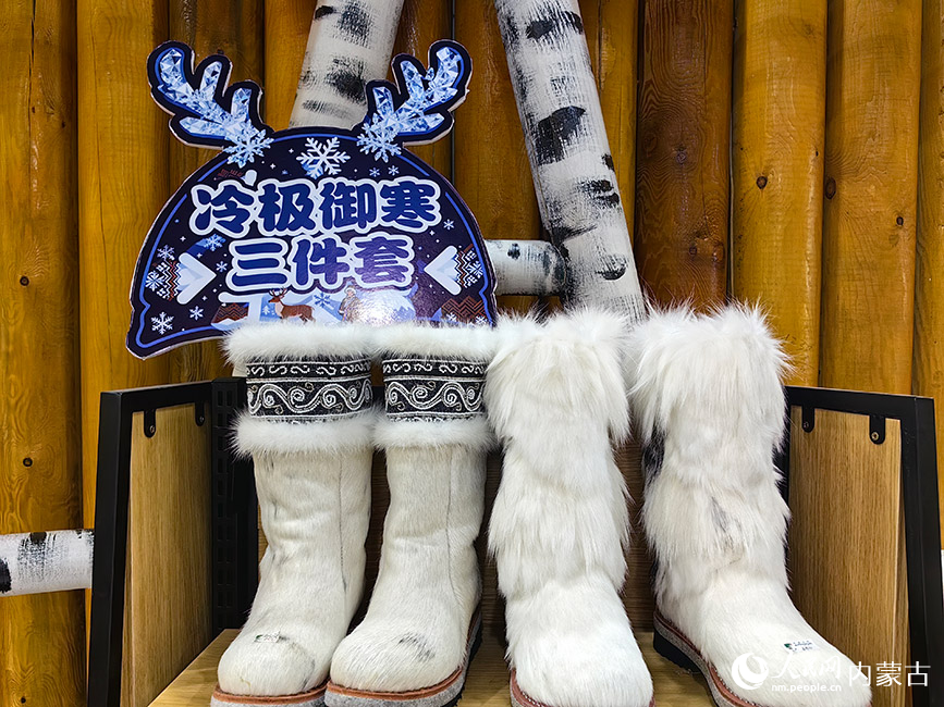 敖鲁古雅文创市集特色民族手工艺品。人民网记者 富丽娟摄