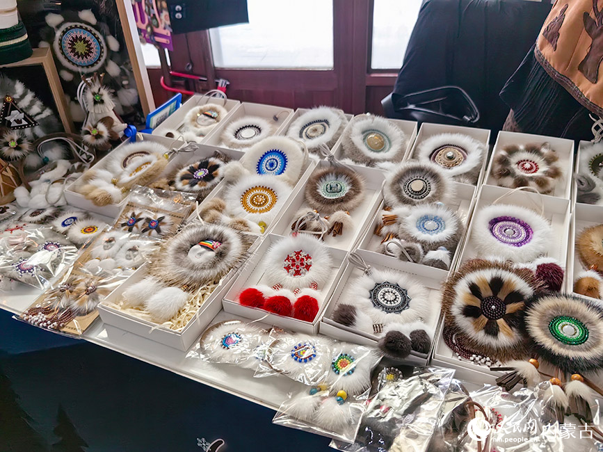 民族手工艺品“太阳花”。人民网记者 富丽娟摄