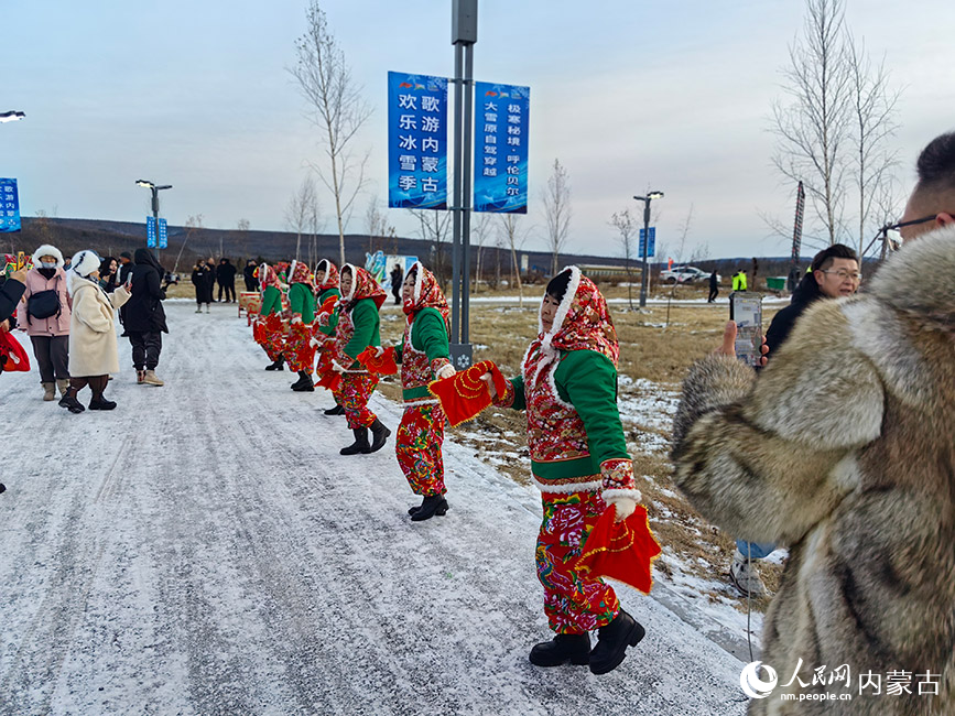 “火热”秧歌队欢迎仪式。人民网记者 富丽娟摄