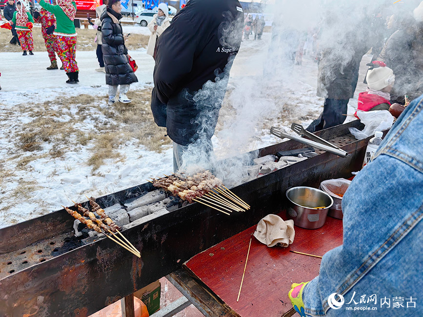 冷极村特色雪地烧烤。人民网记者 富丽娟摄