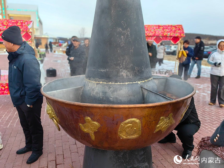 冷极村雪地火锅。人民网记者 富丽娟摄