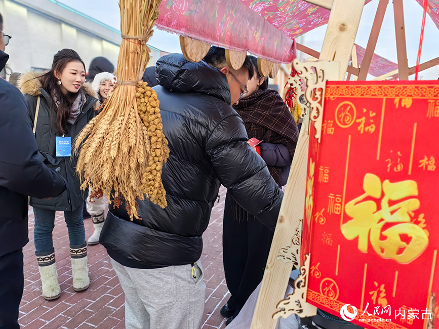 随处可见的“中国红”与“乡愁”元素。人民网记者 富丽娟摄