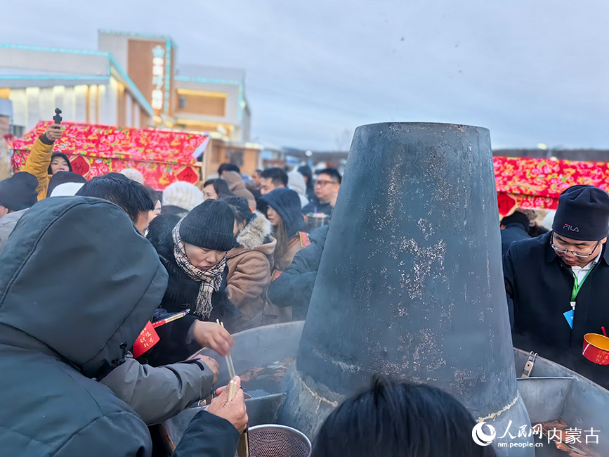 特色“大火锅”深受游客欢迎。人民网记者 富丽娟摄
