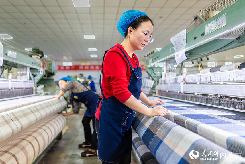 内蒙古呼和浩特市玉泉区裕隆产业园精卓羊绒制品有限公司的生产车间内，工人在生产线上赶制羊绒制品订单。丁根厚摄