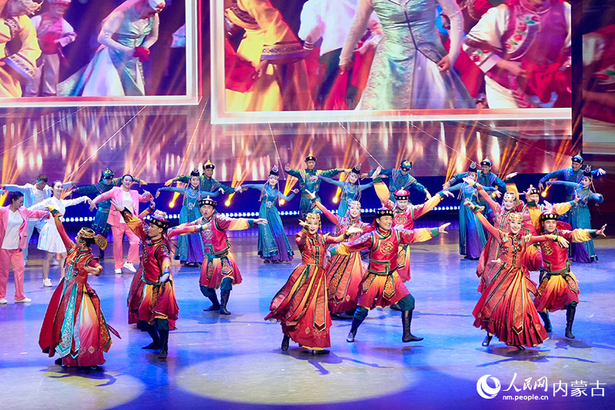 乌兰牧骑队员们表演舞蹈。实习生 牛佳摄