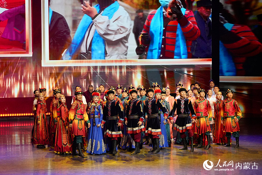 乌兰牧骑队员们表演舞蹈。实习生 牛佳摄