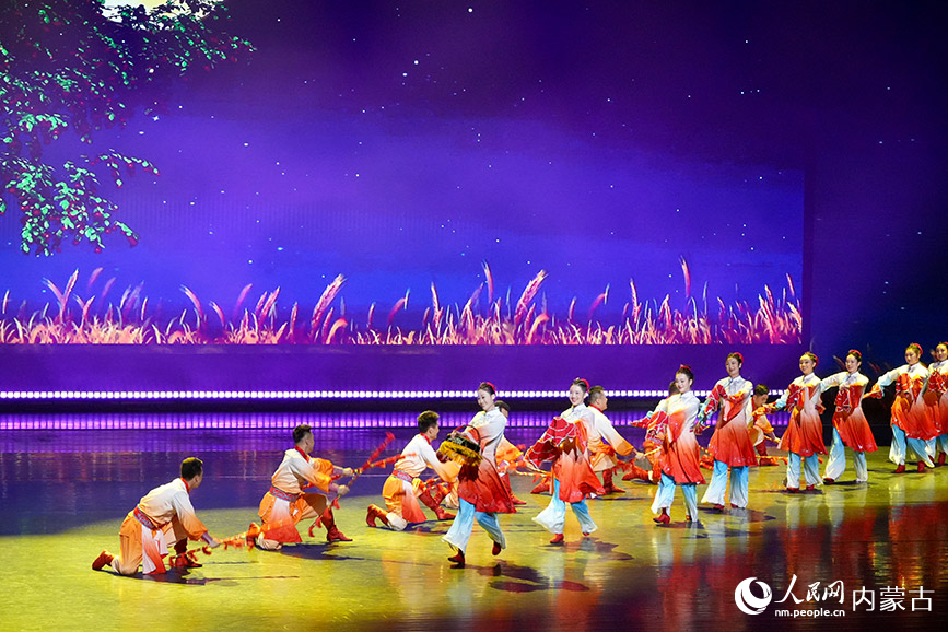 乌兰牧骑队员们表演舞蹈。实习生 牛佳摄