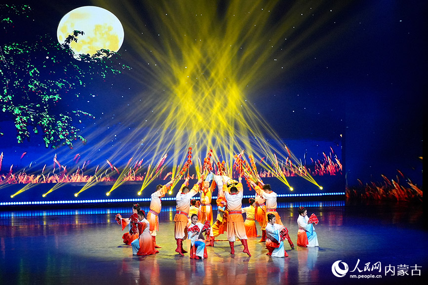 乌兰牧骑队员们表演舞蹈。实习生 牛佳摄