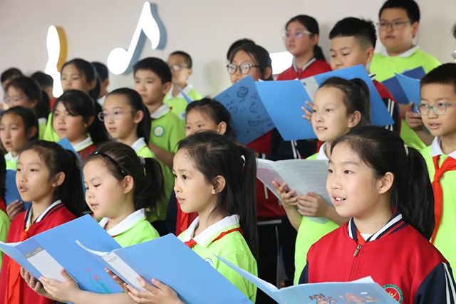 孩子们在合唱团唱歌