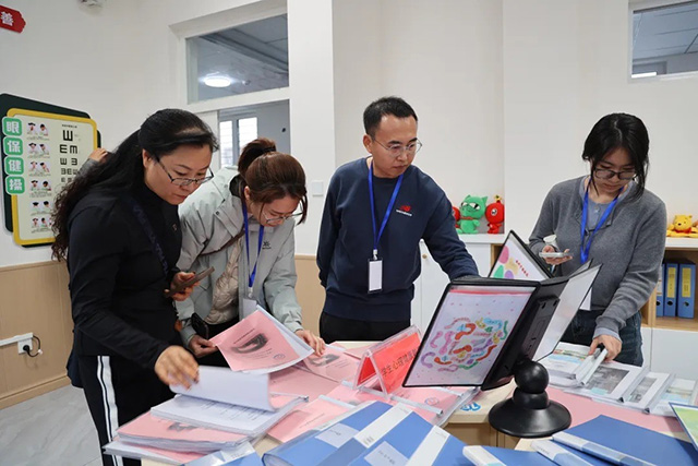 教师们开始集中研讨