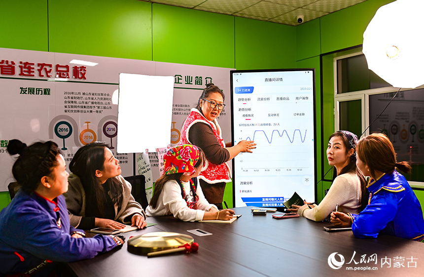 在乌兰浩特市乌兰哈达镇三合村电商直播基地，“连农学院”教师张美欣（右三）向学员传授直播带货技能。王正摄