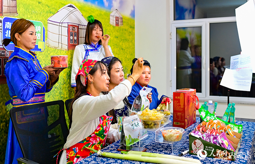 在乌兰浩特市乌兰哈达镇三合村电商直播基地，“连农学院”学员直播带货。王正摄