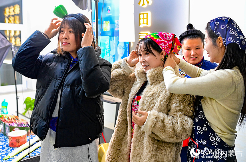 在乌兰浩特市乌兰哈达镇三合村电商直播基地，“连农学院”学员准备直播带货。王正摄