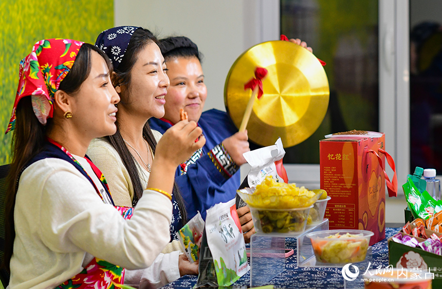 在乌兰浩特市乌兰哈达镇三合村电商直播基地，“连农学院”学员直播带货。王正摄