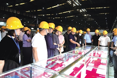 参加第六届中国铝工业高质量发展大会的专家学者在联晟新材参观先进的高端铝产品。