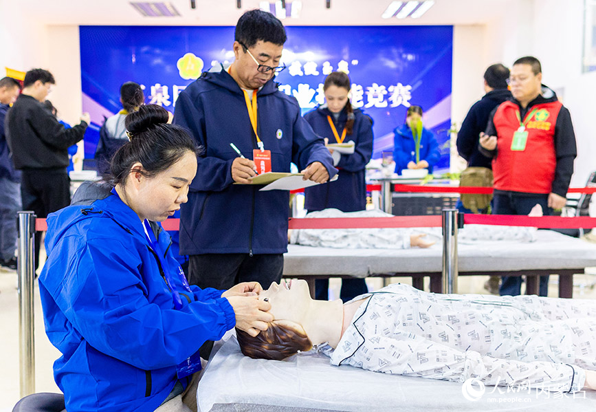 11月16日，呼和浩特市玉泉区残疾人职业技能竞赛现场，参赛选手在“盲人保健按摩”项目比赛中。丁根厚摄